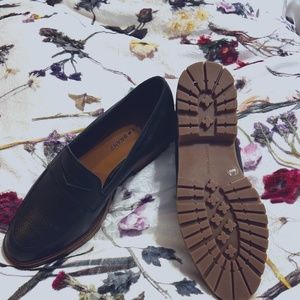 Lucky Brand Black Pebbled Leather Slip On Penny Loafer Rubber Lug Sole Size 9